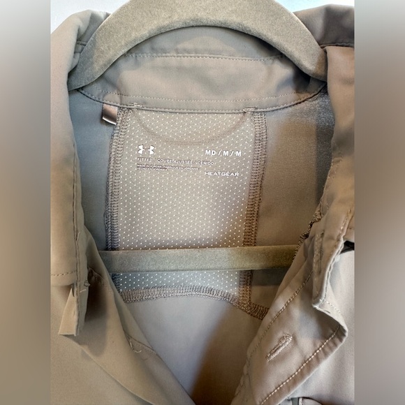 Men’s Under Armour Polo Heat Gear Button Up - Picture 2 of 3